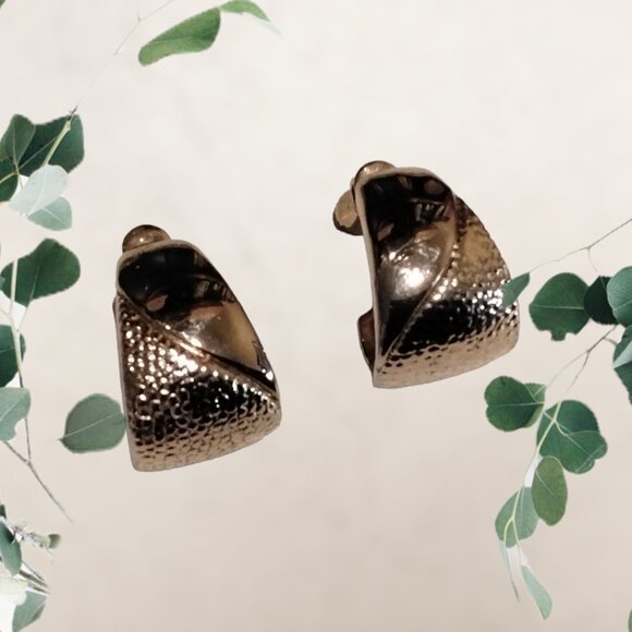 Retro Screw Back Earrings made of Gold Tone Metal in Excellent Condition - Picture 5 of 6